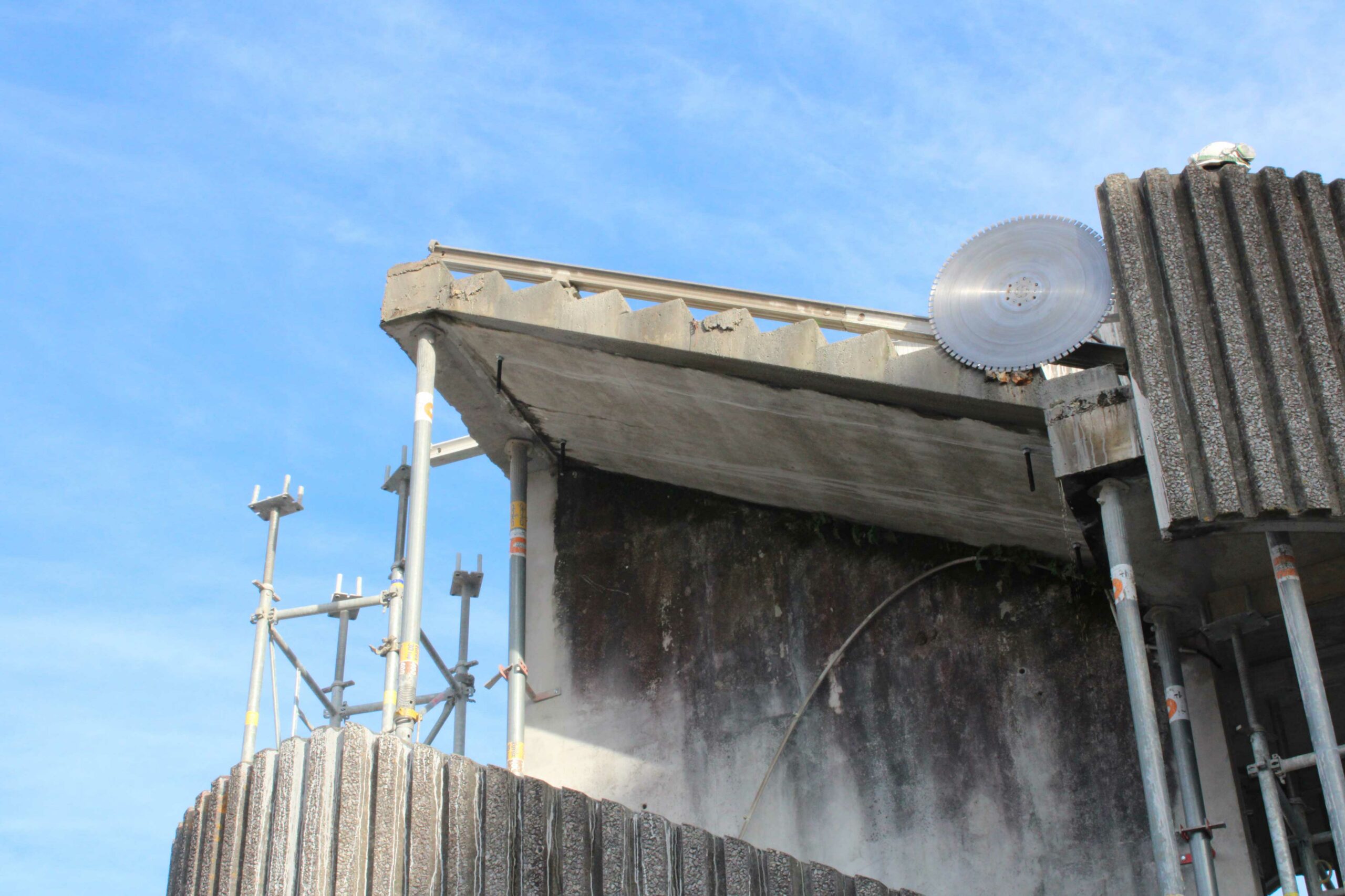 Zoom chantier : découpe et dépose d'un escalier à Nantes