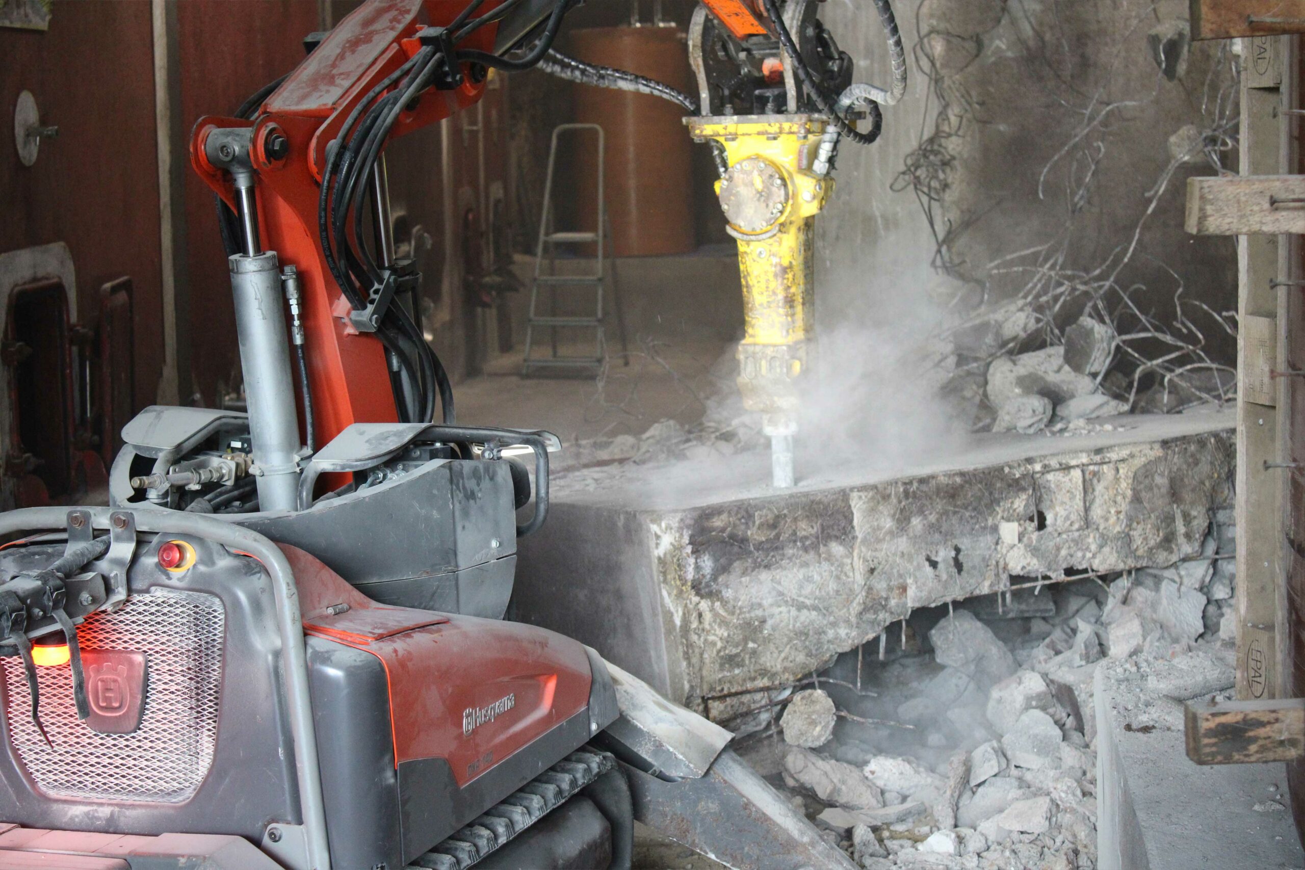 Zoom chantier : démolition de 60 tonnes de cuves en béton